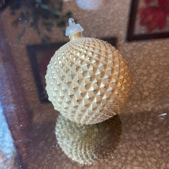GOLDEN ORNAMENT!   - Picture 1 of 2